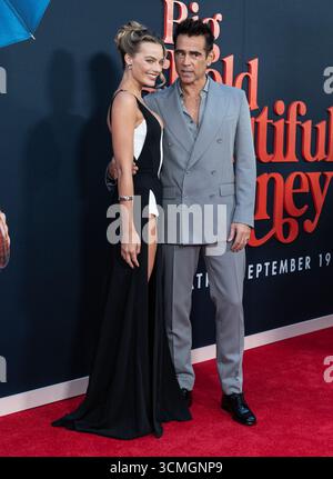 Margot Robbie vêtue d'une robe de Manfred Thierry Mugler et Colin Farrell assiste à la première du film 'A Big Bold Beautiful Journey' à l'AMC Lincoln Square à New York, NY, le 15 septembre 2025. Banque D'Images