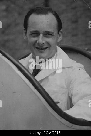 Donald Campbell, fils du célèbre pilote de vitesse, le regretté Sir Malcolm Campbell, qui tentera un nouveau record du monde de vitesse sur l'eau dans le hors-bord Bluebird. C'est dans cet engin que Sir Malcolm a fait un record du monde. Le fils est âgé de 27 ans. 30 juillet 1949. (Photo de Reuterphoto) Banque D'Images