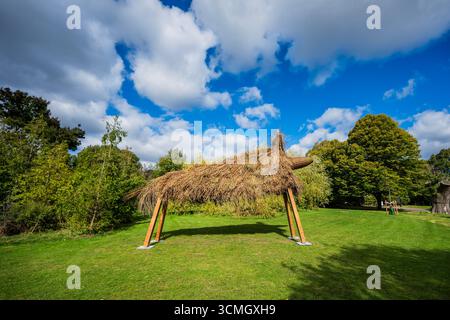 Londres, Royaume-Uni. 16 septembre 2025. Assemble, Fibredog, 2025, présenté par Plinth - Frieze sculpture, l'une des plus grandes expositions en plein air de Londres, y compris des œuvres d'artistes internationaux à Regent's Park. Organisé par Fatoş Üstek, le thème est « dans les ombres » et se déroule du 17 septembre au 2 novembre 2025. Crédit : Guy Bell/Alamy Live News Banque D'Images