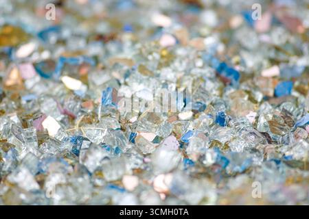 Verre broyé scintillant avec reflets dorés et bleus, gros plan. Idéal pour la marque de luxe, les projets de mode. Fond glamour avec des reflets Banque D'Images