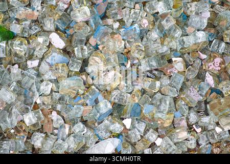 Gros plan de fragments de verre brisés. Métaphore parfaite du contraste, de la fragilité et de la résilience. Fond abstrait pour la conception et la narration visuelle Banque D'Images