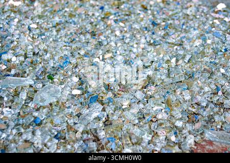 Pièces de verre scintillantes brillantes de couleurs vives. Métaphore parfaite pour la célébration et la fête du nouvel an. Arrière-plan de vacances. Surface abstraite étincelante Banque D'Images