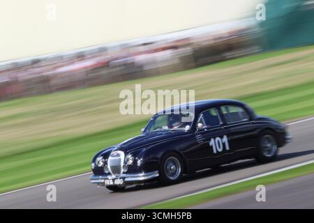 Goodwood Revival 2025, St Mary's Trophy pour les berlines des années 60 -Jaguar Mk1 Banque D'Images