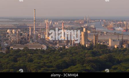 Vue rapprochée présentant ses industries chimique, pétrochimique et portuaire, Ravenne, Italie Banque D'Images