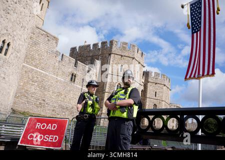 Alors que le président Donald Trump se prépare à prendre l'avion pour le Royaume-Uni pour sa visite d'État de trois jours, les policiers effectuent des contrôles de sécurité à l'extérieur du château de Windsor où il séjournera avec des membres de la famille royale, le 16 septembre 2025, à Londres, en Angleterre. Banque D'Images