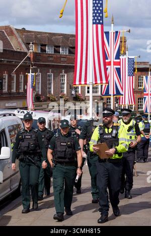 Alors que le président Donald Trump se prépare à prendre l'avion pour le Royaume-Uni pour sa visite d'État de trois jours, les policiers effectuent des contrôles de sécurité à l'extérieur du château de Windsor où il séjournera avec des membres de la famille royale, le 16 septembre 2025, à Londres, en Angleterre. Banque D'Images