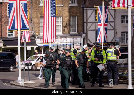 Alors que le président Donald Trump se prépare à prendre l'avion pour le Royaume-Uni pour sa visite d'État de trois jours, les policiers effectuent des contrôles de sécurité à l'extérieur du château de Windsor où il séjournera avec des membres de la famille royale, le 16 septembre 2025, à Londres, en Angleterre. Banque D'Images
