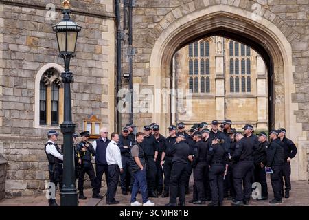 Alors que le président Donald Trump se prépare à prendre l'avion pour le Royaume-Uni pour sa visite d'État de trois jours, les policiers effectuent des contrôles de sécurité à l'extérieur du château de Windsor où il séjournera avec des membres de la famille royale, le 16 septembre 2025, à Londres, en Angleterre. Banque D'Images