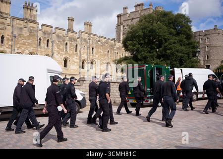 Alors que le président Donald Trump se prépare à prendre l'avion pour le Royaume-Uni pour sa visite d'État de trois jours, les policiers effectuent des contrôles de sécurité à l'extérieur du château de Windsor où il séjournera avec des membres de la famille royale, le 16 septembre 2025, à Londres, en Angleterre. Banque D'Images