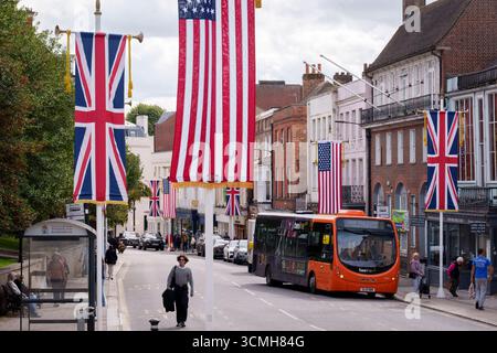 Alors que le président Donald Trump se prépare à se rendre par avion au Royaume-Uni pour sa visite d'État de trois jours, des bannières américaines et britanniques de l'Union Jack sont accrochées à Windsor où il séjournera au château de Windsor avec des membres de la famille royale, le 16 septembre 2025, à Londres, en Angleterre. Banque D'Images