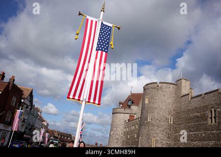 Alors que le président Donald Trump se prépare à se rendre par avion au Royaume-Uni pour sa visite d'État de trois jours, des bannières américaines et britanniques de l'Union Jack sont accrochées au-dessus de Windsor où il séjournera au château de Windsor avec des membres de la famille royale, le 16 septembre 2025, à Londres, en Angleterre. Banque D'Images