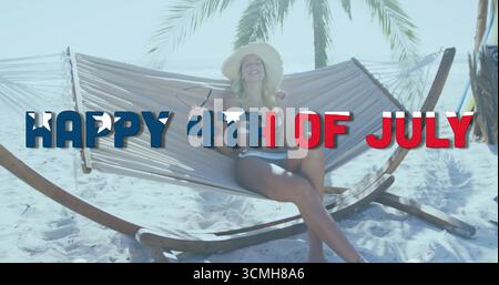 Femme couchée dans chapeau de paille maillot de bain rayé sur hamac de plage avec superposition HEUREUSE 4TH DE JUILLET Banque D'Images