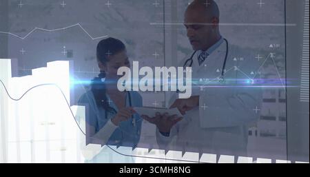 Revue des données médicales sur tablette par médecin et infirmière en consultation hospitalière à l'aide de graphiques numériques Banque D'Images