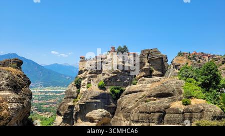 Le monastère historique Saint perché au sommet d'un pilier rocheux spectaculaire dans le site du patrimoine mondial de l'UNESCO de Météores, en Grèce Banque D'Images