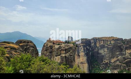 Le monastère historique Saint perché au sommet d'un pilier rocheux spectaculaire dans le site du patrimoine mondial de l'UNESCO de Météores, en Grèce Banque D'Images