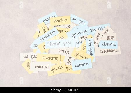 Jour de remerciement, mot « merci » dans différentes langues, être reconnaissant, soutien, aide et concept de charité Banque D'Images