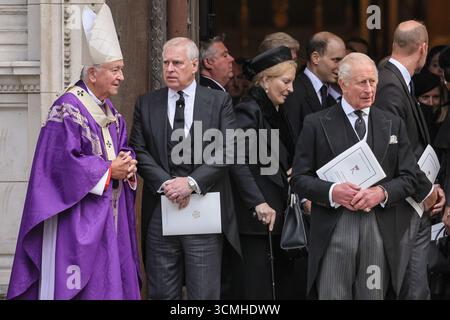 Londres, Royaume-Uni. 16 septembre 2025. Le prince Andrew discute avec le clergé. SAR le roi Charles III, le prince et la princesse de Galles le prince William et la princesse Catherine, Anne la princesse Royale, le prince Andrew le duc et la duchesse d'York, le prince Michael de Kent et d'autres membres de la famille royale rendent tous leurs derniers respects alors que le cercueil est porté au corbillard. Ils partent ensuite de la cathédrale de Westminster après la messe a requiem, un service funéraire catholique tenu pour la duchesse de Kent, décédée le 4 septembre. Crédit : Imageplotter/Alamy Live News Banque D'Images