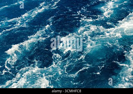 Rivière Aare bleu orageux en Suisse, gros plan. Banque D'Images