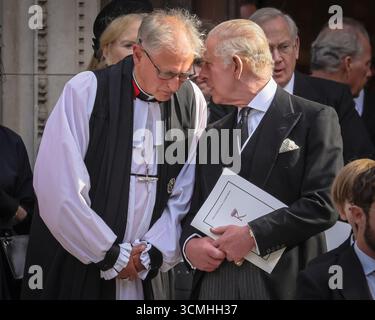 Londres, Royaume-Uni. 16 septembre 2025. Le roi Charles discute avec le clergé. SAR le roi Charles III, le prince et la princesse de Galles le prince William et la princesse Catherine, Anne la princesse Royale, le prince Andrew le duc et la duchesse d'York, le prince Michael de Kent et d'autres membres de la famille royale rendent tous leurs derniers respects alors que le cercueil est porté au corbillard. Ils partent ensuite de la cathédrale de Westminster après la messe a requiem, un service funéraire catholique tenu pour la duchesse de Kent, décédée le 4 septembre. Crédit : Imageplotter/Alamy Live News Banque D'Images