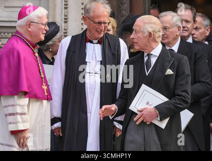 Londres, Royaume-Uni. 16 septembre 2025. Le roi Charles discute avec le clergé. SAR le roi Charles III, le prince et la princesse de Galles le prince William et la princesse Catherine, Anne la princesse Royale, le prince Andrew le duc et la duchesse d'York, le prince Michael de Kent et d'autres membres de la famille royale rendent tous leurs derniers respects alors que le cercueil est porté au corbillard. Ils partent ensuite de la cathédrale de Westminster après la messe a requiem, un service funéraire catholique tenu pour la duchesse de Kent, décédée le 4 septembre. Crédit : Imageplotter/Alamy Live News Banque D'Images