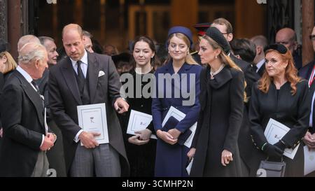 Londres, Royaume-Uni. 16 septembre 2025. Le roi Charles, le prince William, la princesse Catherine, Sarah Duchesse d'York. Les membres les plus âgés de la famille royale rendent tous leurs derniers respects alors que le cercueil est porté au corbillard. Ils partent ensuite de la cathédrale de Westminster après la messe a requiem, un service funéraire catholique tenu pour la duchesse de Kent, décédée le 4 septembre. Crédit : Imageplotter/Alamy Live News Banque D'Images