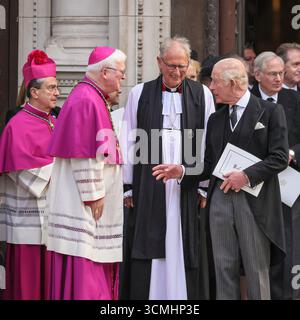 Londres, Royaume-Uni. 16 septembre 2025. Le roi Charles discute avec le clergé. SAR le roi Charles III, le prince et la princesse de Galles le prince William et la princesse Catherine, Anne la princesse Royale, le prince Andrew le duc et la duchesse d'York, le prince Michael de Kent et d'autres membres de la famille royale rendent tous leurs derniers respects alors que le cercueil est porté au corbillard. Ils partent ensuite de la cathédrale de Westminster après la messe a requiem, un service funéraire catholique tenu pour la duchesse de Kent, décédée le 4 septembre. Crédit : Imageplotter/Alamy Live News Banque D'Images