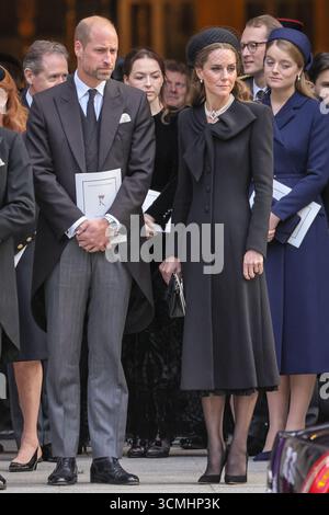Londres, Royaume-Uni, 16 septembre 2025. Prince William, Princesse Catherine, Sarah Duchesse d'York, Sophie Duchesse d'Édimbourg, Princesse Anne. SAR le roi Charles III, le prince et la princesse de Galles le prince William et la princesse Catherine, Anne la princesse Royale, le prince Andrew le duc et la duchesse d'York, le prince Michael de Kent et d'autres membres de la famille royale rendent tous leurs derniers respects alors que le cercueil est porté au corbillard. Ils partent ensuite de la cathédrale de Westminster après la messe a requiem, un service funéraire catholique tenu pour la duchesse de Kent, décédée le 4 septembre. Banque D'Images