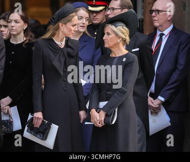 Londres, Royaume-Uni. 16 septembre 2025. Catherine, Sophie Princesse d'Édimbourg. SAR le roi Charles III, le prince et la princesse de Galles le prince William et la princesse Catherine, Anne la princesse Royale, le prince Andrew le duc et la duchesse d'York, le prince Michael de Kent et d'autres membres de la famille royale rendent tous leurs derniers respects alors que le cercueil est porté au corbillard. Ils partent ensuite de la cathédrale de Westminster après la messe a requiem, un service funéraire catholique tenu pour la duchesse de Kent, décédée le 4 septembre. Crédit : Imageplotter/Alamy Live News Banque D'Images