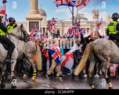 Londres, Royaume-Uni, 13 septembre 2025. Les partisans du rassemblement Unite the Kingdom de Tommy Robinson bloquent la sortie de Whitehall pour empêcher la contre-manifestation Stand Up to Racism de partir. Environ 20 000 anti-racistes ont participé à une marche de Russell Square à Whitehall appelée par Stand Up to Racism (SUTR) comme contre-protestation au rassemblement d'extrême droite « Unite the Kingdom » appelé par Tommy Robinson. Les fascistes mobilisèrent environ 100 000 personnes et bloquèrent toutes les sorties de Whitehall, forçant les antiracistes à attendre des heures pendant que la police ouvrait un chemin pour qu’ils partent. Banque D'Images