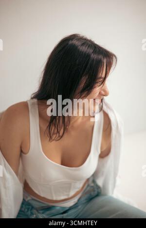 Jeune femme en studio dans une humeur réfléchie et ludique. Caractère de femme Banque D'Images