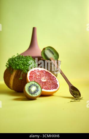 Nature morte créative avec des fruits et légumes exotiques disposés en composition artistique sur fond jaune. Style minimaliste, alimentation saine, bio Banque D'Images