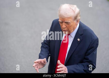 Washington, États-Unis. 16 septembre 2025. Le président américain Donald Trump parle aux journalistes avant de partir pour une visite d'État au Royaume-Uni, à Washington, DC, aux États-Unis, le 16 septembre, 2025. crédit : HU Yousong/Xinhua/Alamy Live News Banque D'Images