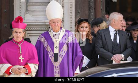 Londres, Royaume-Uni. 16 septembre 2025. La duchesse d'York, le prince Andrew. SAR le roi Charles III, le prince et la princesse de Galles le prince William et la princesse Catherine, Anne la princesse Royale, le prince Andrew le duc et la duchesse d'York, le prince Michael de Kent et d'autres membres de la famille royale rendent tous leurs derniers respects alors que le cercueil est porté au corbillard. Ils partent ensuite de la cathédrale de Westminster après la messe a requiem, un service funéraire catholique tenu pour la duchesse de Kent, décédée le 4 septembre. Crédit : Imageplotter/Alamy Live News Banque D'Images