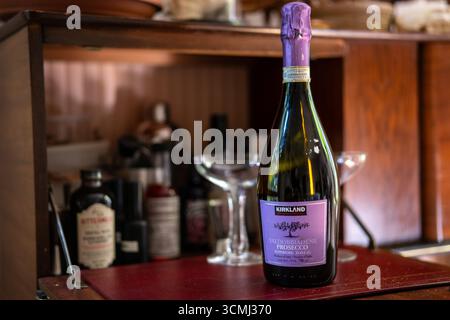 Chicago, États-Unis. 16 septembre 2025. Une bouteille de Costco Kirkland signature Valdobbiadene Prosecco à Chicago, il le mardi 16 septembre 2025. Les bouteilles ont été rappelées par Costco en raison du risque d'explosion. Il est conseillé aux consommateurs qui ont une bouteille de la laisser ouverte et de l'envelopper dans des serviettes en papier et de la mettre dans un sac en plastique avant de la jeter à la poubelle.(photo de Christopher Dilts/Sipa USA) crédit : Sipa USA/Alamy Live News Banque D'Images