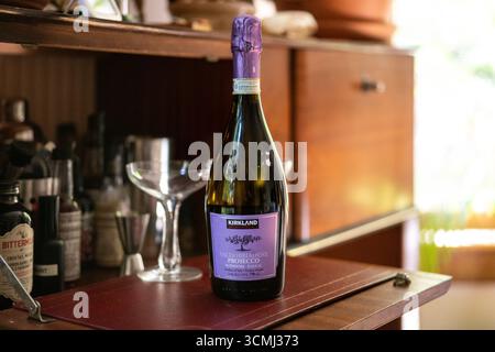 Chicago, États-Unis. 16 septembre 2025. Une bouteille de Costco Kirkland signature Valdobbiadene Prosecco à Chicago, il le mardi 16 septembre 2025. Les bouteilles ont été rappelées par Costco en raison du risque d'explosion. Il est conseillé aux consommateurs qui ont une bouteille de la laisser ouverte et de l'envelopper dans des serviettes en papier et de la mettre dans un sac en plastique avant de la jeter à la poubelle.(photo de Christopher Dilts/Sipa USA) crédit : Sipa USA/Alamy Live News Banque D'Images