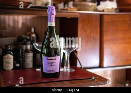 Chicago, États-Unis. 16 septembre 2025. Une bouteille de Costco Kirkland signature Valdobbiadene Prosecco à Chicago, il le mardi 16 septembre 2025. Les bouteilles ont été rappelées par Costco en raison du risque d'explosion. Il est conseillé aux consommateurs qui ont une bouteille de la laisser ouverte et de l'envelopper dans des serviettes en papier et de la mettre dans un sac en plastique avant de la jeter à la poubelle.(photo de Christopher Dilts/Sipa USA) crédit : Sipa USA/Alamy Live News Banque D'Images