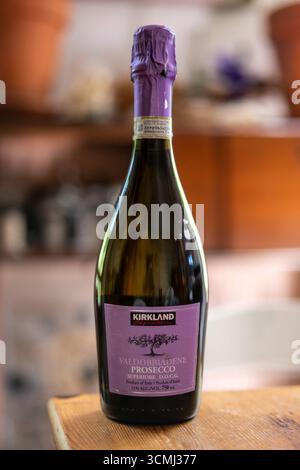 Chicago, États-Unis. 16 septembre 2025. Une bouteille de Costco Kirkland signature Valdobbiadene Prosecco à Chicago, il le mardi 16 septembre 2025. Les bouteilles ont été rappelées par Costco en raison du risque d'explosion. Il est conseillé aux consommateurs qui ont une bouteille de la laisser ouverte et de l'envelopper dans des serviettes en papier et de la mettre dans un sac en plastique avant de la jeter à la poubelle.(photo de Christopher Dilts/Sipa USA) crédit : Sipa USA/Alamy Live News Banque D'Images