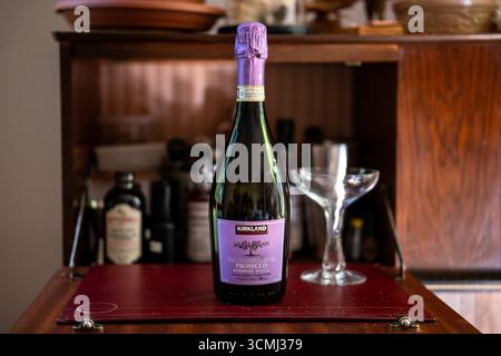 Chicago, États-Unis. 16 septembre 2025. Une bouteille de Costco Kirkland signature Valdobbiadene Prosecco à Chicago, il le mardi 16 septembre 2025. Les bouteilles ont été rappelées par Costco en raison du risque d'explosion. Il est conseillé aux consommateurs qui ont une bouteille de la laisser ouverte et de l'envelopper dans des serviettes en papier et de la mettre dans un sac en plastique avant de la jeter à la poubelle.(photo de Christopher Dilts/Sipa USA) crédit : Sipa USA/Alamy Live News Banque D'Images