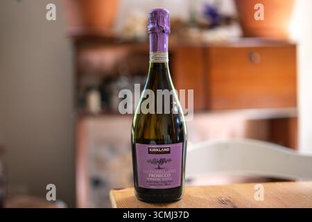 Chicago, États-Unis. 16 septembre 2025. Une bouteille de Costco Kirkland signature Valdobbiadene Prosecco à Chicago, il le mardi 16 septembre 2025. Les bouteilles ont été rappelées par Costco en raison du risque d'explosion. Il est conseillé aux consommateurs qui ont une bouteille de la laisser ouverte et de l'envelopper dans des serviettes en papier et de la mettre dans un sac en plastique avant de la jeter à la poubelle.(photo de Christopher Dilts/Sipa USA) crédit : Sipa USA/Alamy Live News Banque D'Images