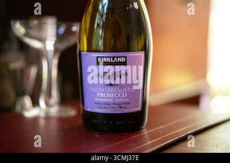 Chicago, États-Unis. 16 septembre 2025. Une bouteille de Costco Kirkland signature Valdobbiadene Prosecco à Chicago, il le mardi 16 septembre 2025. Les bouteilles ont été rappelées par Costco en raison du risque d'explosion. Il est conseillé aux consommateurs qui ont une bouteille de la laisser ouverte et de l'envelopper dans des serviettes en papier et de la mettre dans un sac en plastique avant de la jeter à la poubelle.(photo de Christopher Dilts/Sipa USA) crédit : Sipa USA/Alamy Live News Banque D'Images