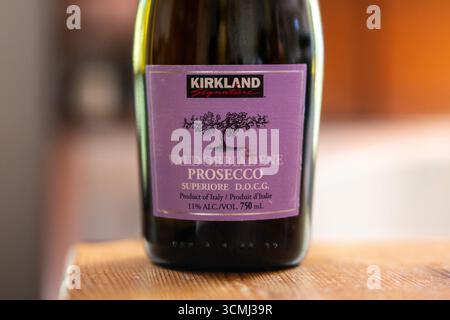 Chicago, États-Unis. 16 septembre 2025. Une bouteille de Costco Kirkland signature Valdobbiadene Prosecco à Chicago, il le mardi 16 septembre 2025. Les bouteilles ont été rappelées par Costco en raison du risque d'explosion. Il est conseillé aux consommateurs qui ont une bouteille de la laisser ouverte et de l'envelopper dans des serviettes en papier et de la mettre dans un sac en plastique avant de la jeter à la poubelle.(photo de Christopher Dilts/Sipa USA) crédit : Sipa USA/Alamy Live News Banque D'Images