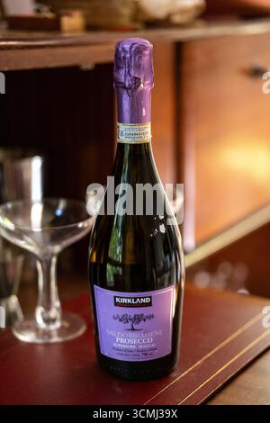 Chicago, États-Unis. 16 septembre 2025. Une bouteille de Costco Kirkland signature Valdobbiadene Prosecco à Chicago, il le mardi 16 septembre 2025. Les bouteilles ont été rappelées par Costco en raison du risque d'explosion. Il est conseillé aux consommateurs qui ont une bouteille de la laisser ouverte et de l'envelopper dans des serviettes en papier et de la mettre dans un sac en plastique avant de la jeter à la poubelle.(photo de Christopher Dilts/Sipa USA) crédit : Sipa USA/Alamy Live News Banque D'Images