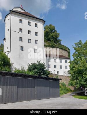 Tour de forteresse blanche de Veste Oberhaus avec murs et cour sur la colline au-dessus de Passau. Banque D'Images