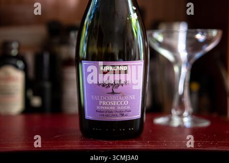 Chicago, États-Unis. 16 septembre 2025. Une bouteille de Costco Kirkland signature Valdobbiadene Prosecco à Chicago, il le mardi 16 septembre 2025. Les bouteilles ont été rappelées par Costco en raison du risque d'explosion. Il est conseillé aux consommateurs qui ont une bouteille de la laisser ouverte et de l'envelopper dans des serviettes en papier et de la mettre dans un sac en plastique avant de la jeter à la poubelle.(photo de Christopher Dilts/Sipa USA) crédit : Sipa USA/Alamy Live News Banque D'Images