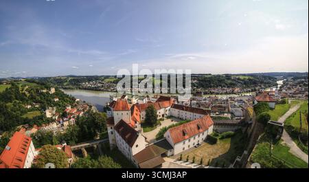 Veste Oberhaus forteresse au-dessus de Passau avec vue panoramique sur les rivières et le toit rouge paysage urbain. Banque D'Images