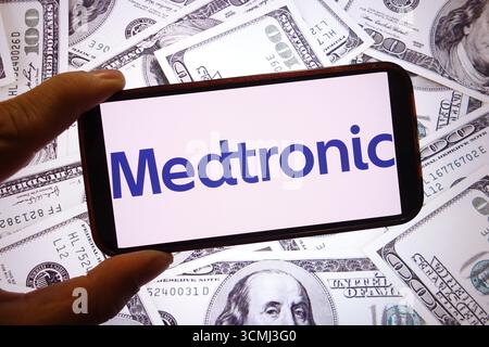 Dans cette illustration photo, le logo de la société Medtronic est affiché sur un écran de smartphone. Banque D'Images