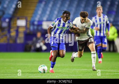 Sheffield, Royaume-Uni. 16 septembre 2025. Sheffield Wednesday milieu de terrain Sean Fusire (4) en action milieu de terrain de Grimsby Town George McEachran (20) pendant le match Sheffield Wednesday FC v Grimsby Town FC Carabao Cup Round 3 au Hillsborough Stadium, Sheffield, Royaume-Uni le 16 septembre 2025 crédit : Phil Duncan/Every second Media crédit : Every second Media/Alamy Live News Banque D'Images