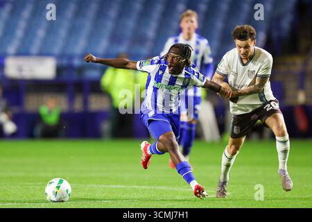 Sheffield, Royaume-Uni. 16 septembre 2025. Sean Fusire (4), milieu de terrain de Sheffield Wednesday, faussé par George McEachran (20), milieu de terrain de Grimsby Town, lors du match Sheffield Wednesday FC v Grimsby Town FC Carabao Cup Round 3 au stade Hillsborough, Sheffield, Royaume-Uni, le 16 septembre 2025 crédit : Phil Duncan/Every second Media crédit : Every second Media/Alamy Live News Banque D'Images
