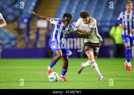 Sheffield, Royaume-Uni. 16 septembre 2025. Sean Fusire (4), milieu de terrain de Sheffield Wednesday, a poursuivi George McEachran (20), milieu de terrain de Grimsby Town, lors du match Sheffield Wednesday FC v Grimsby Town FC Carabao Cup Round 3 au Hillsborough Stadium, Sheffield, Royaume-Uni, le 16 septembre 2025 crédit : Phil Duncan/Every second Media crédit : Every second Media/Alamy Live News Banque D'Images