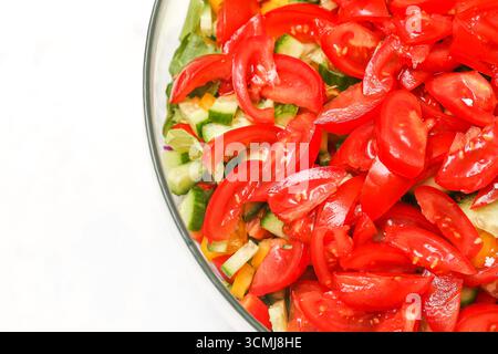Tomates fraîches hachées dans un bol. Ingrédients de salade sains pour cuisiner. Légume rouge bio riche en vitamines. Aliments diététiques végétariens en gros plan. Banque D'Images